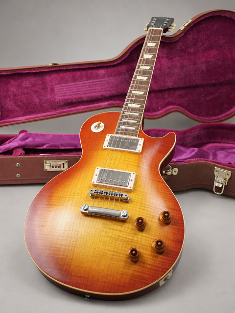 25018 Tokai LS 135 Love Rock Model Japan 2005 – guitar in front of open case