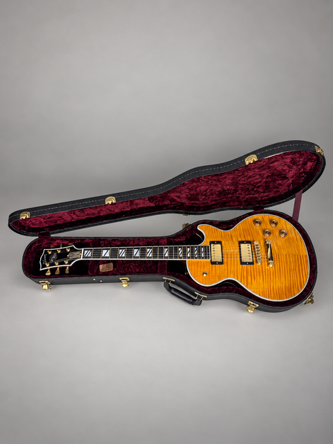 26232 26232 Gibson Les Paul Supreme – open case with guitar