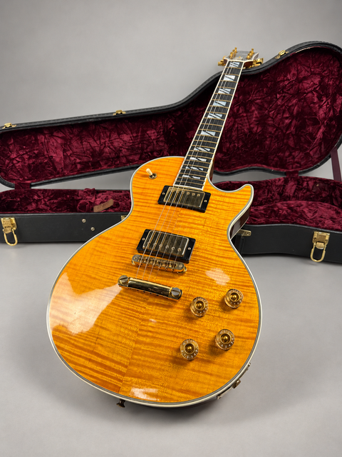 26232 26232 Gibson Les Paul Supreme – guitar and open case detail