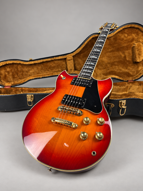 26233 26233 Yamaha SG2000 – guitar and open case detail