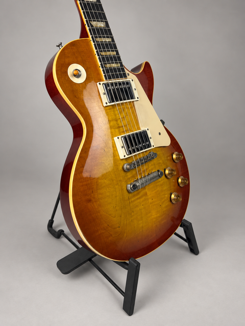 26237 26237 Gibson Nachoburst Les Paul – opposite angled body detail with stand
