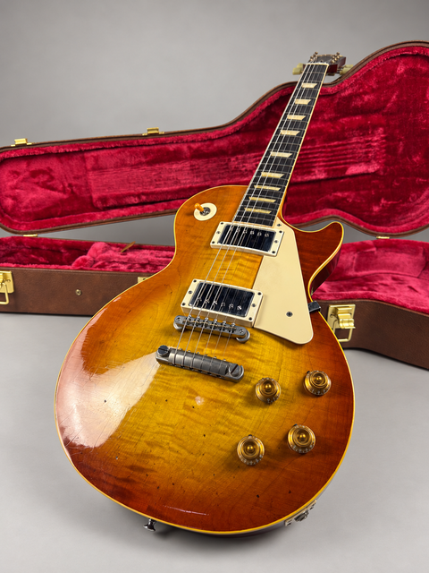 26237 26237 Gibson Nachoburst Les Paul – guitar beside open case