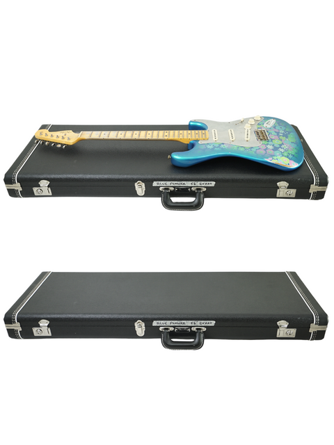 A guitar case showcasing a blue and green Fender Custom Shop EL Diablo Strat Relic USA 2021 guitar.