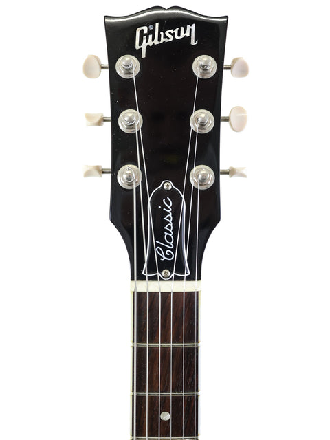 Discover the timeless Gibson Les Paul Classic electric guitar from 2006, USA-made, ideal for serious guitar players and collectors.