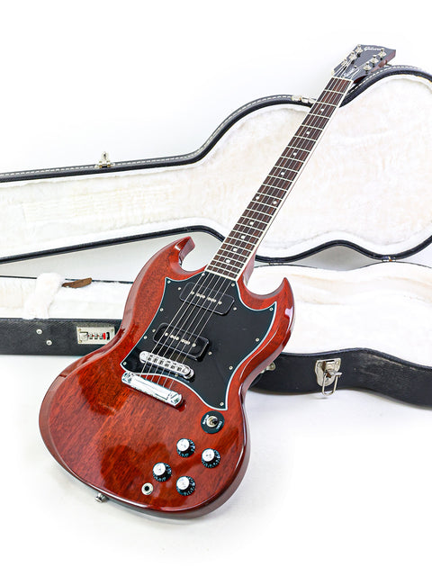 USA-made 2006 Gibson SG Classic guitar and case, ideal for players wanting a reliable and stylish instrument.