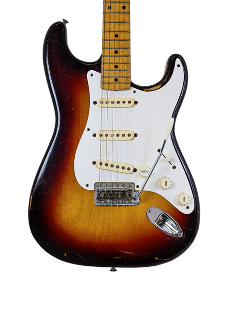 1958 USA Fender Stratocaster from the Custom Shop, featuring a stunning sunburst finish and vintage appeal.