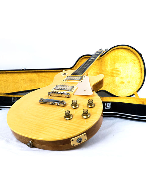 A Gibson electric guitar in its case, representing the Univox Gimmie U-1988 model, crafted in Japan during 1974-75.