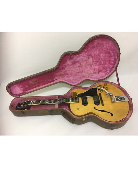 A pink case holds a Vintage Gibson ES 175 DN guitar from 1953, blending elegance with musical heritage.