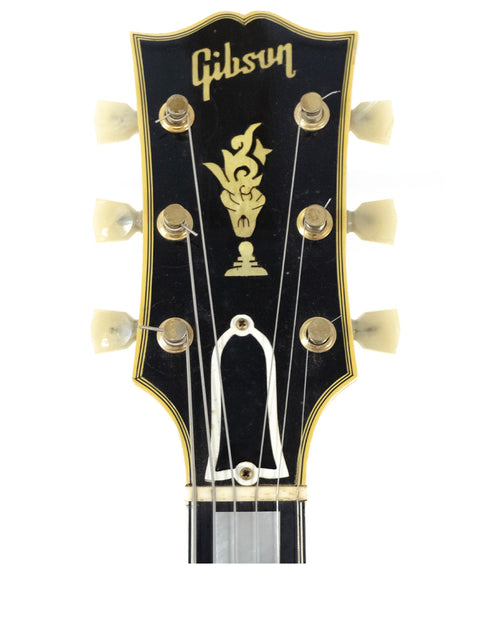 Vintage Gibson L-5 CES from 1955, equipped with Alnico pickups, highlighting the Les Paul Custom Shop craftsmanship.