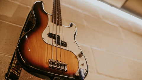 Les Paul vs Stratocaster: Which Vintage Guitar Is Right for You?