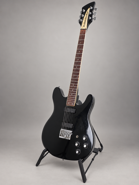 25121 Rickenbacker 230 Hamburg USA 1999 – full angled guitar on stand