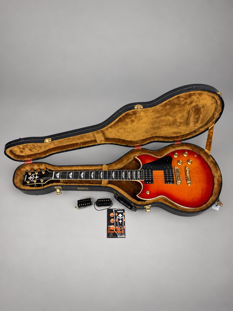 26233 26233 Yamaha SG2000 – open case with guitar