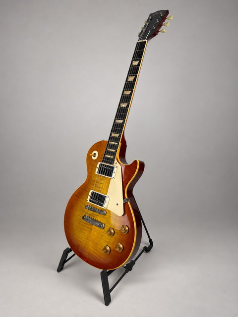 26237 26237 Gibson Nachoburst Les Paul – three-quarter full front with stand