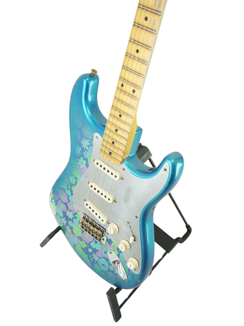 Fender Custom Shop EL Diablo Strat Relic USA 2021, featuring a blue body and intricate flower design.

