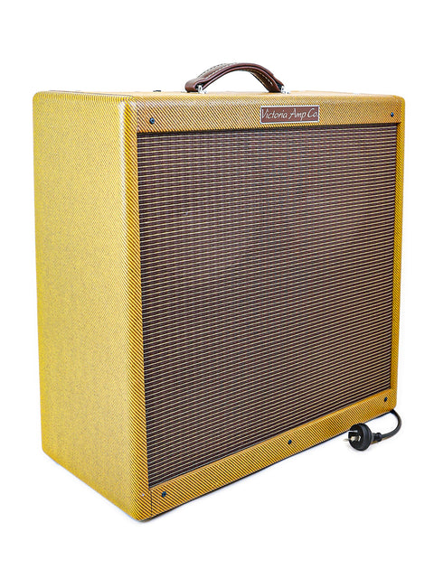 Image of Fender Hot Rod Deluxe amp paired with Victoria 45410-T Bassman, USA, 2007, emphasizing its iconic look and sound quality.
