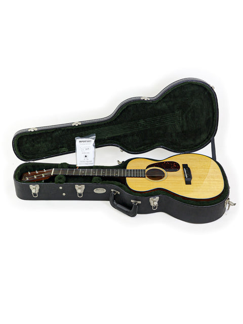 Inside a stylish guitar case, a Martin 0-18 guitar from the USA, 2021, is displayed, highlighting its beautiful wood finish.