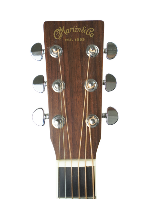 Martin D-35 left-handed acoustic guitar, USA-made in 2009, featuring a classic body shape and beautiful craftsmanship.
