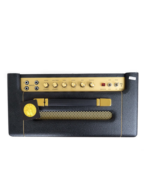 A black and gold Marshall Studio Vintage radio featuring a prominent gold button, showcasing a classic design from 2018.