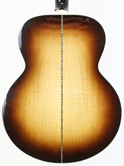 Beautiful sunburst-finished Gibson SJ-200 guitar from 2020, ideal for players wanting a blend of elegance and sound.
