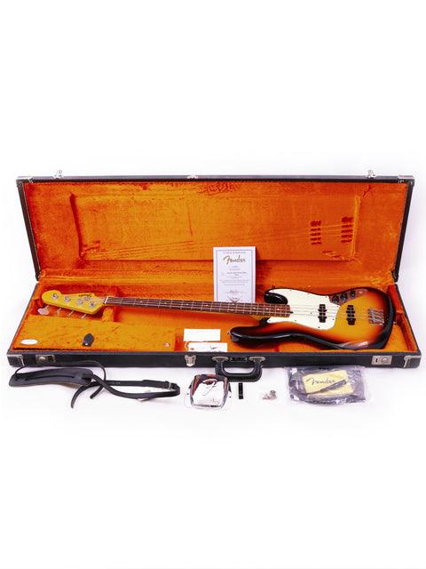 Close-up of a Fender Custom Shop '64 Jazz Bass Relic, USA 2006, highlighting its classic features and relic finish.