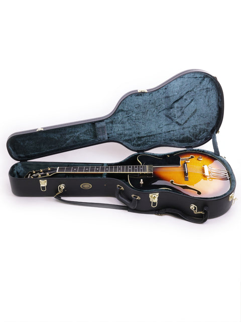 Inside a guitar case, a Yamaha AEX1500 from Japan (2004) rests, highlighting its elegant shape and rich wood finish.
