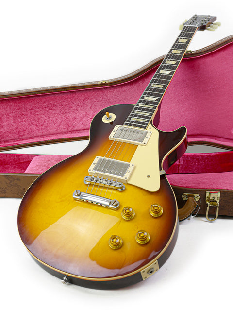 Inside a pink case lies a Gibson Custom Shop 60th Anniversary 1960 Les Paul Standard R/I, crafted in the USA in 2020.
