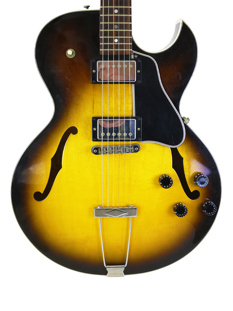 Sunburst electric guitar featuring a black pickguard, identified as a Gibson ES-135 from the USA, year 2001.