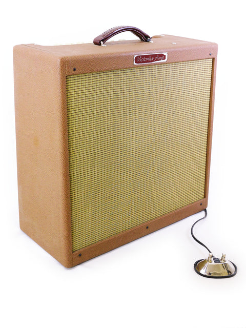 Tan Fender amplifier with a brown cover, featuring the Victoria Victorilux 3x10 Combo from the USA, produced in 2005.
