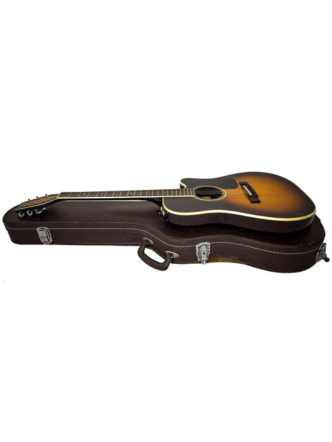 The Washburn Mirage Deluxe guitar case, brown and vintage from Japan, 1984, stands out with its timeless design and quality.